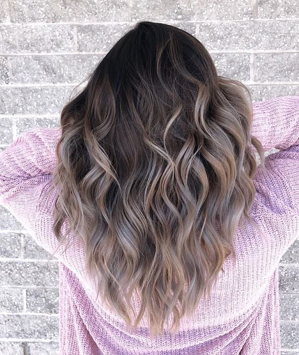 women with blonde wavy ombre hair