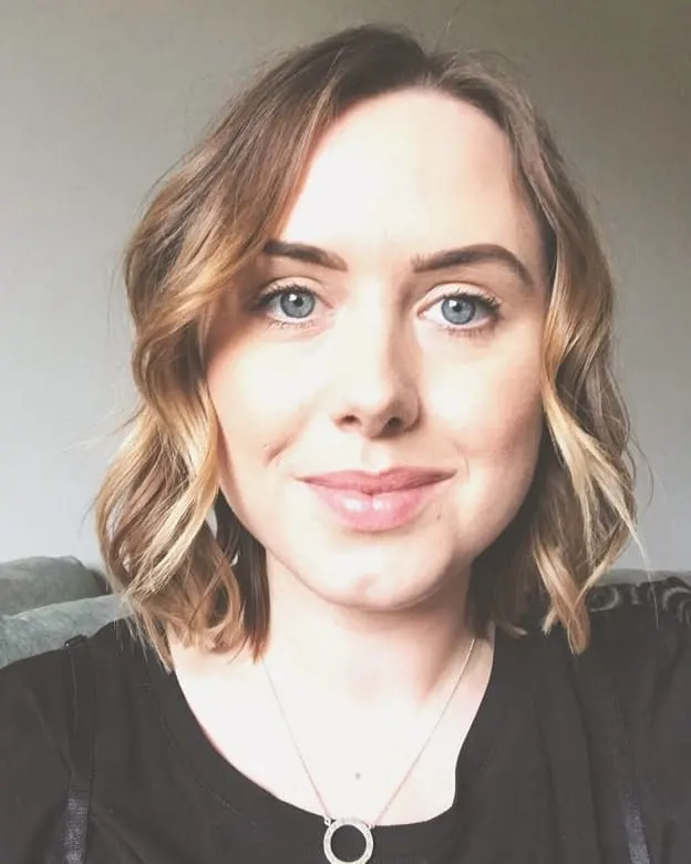 women with wavy bob haircut