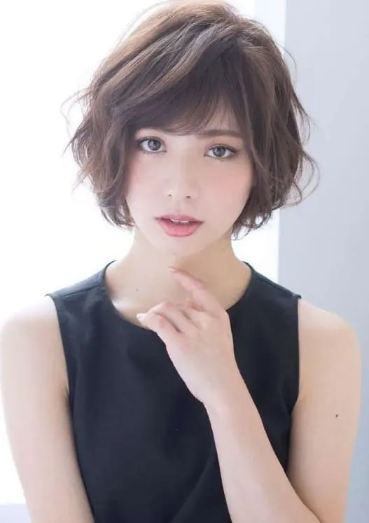 short wavy bob with bangs