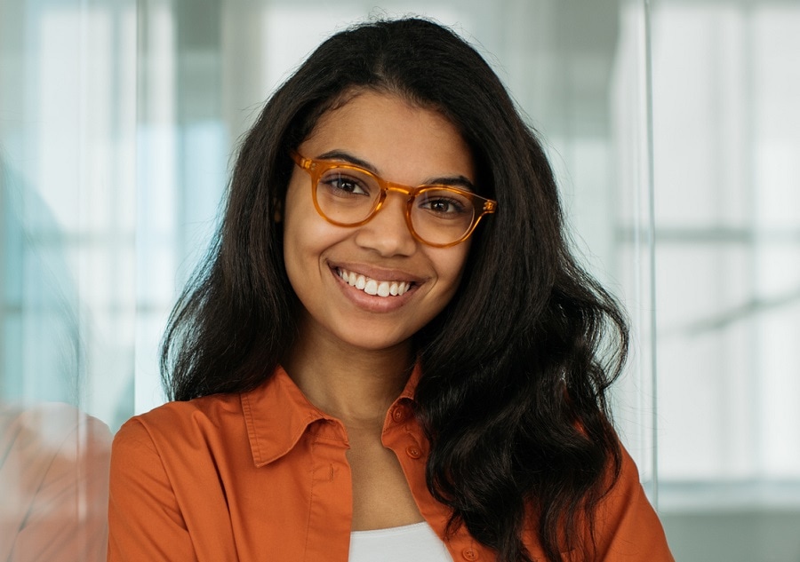 wavy hairstyle for black women with glasses