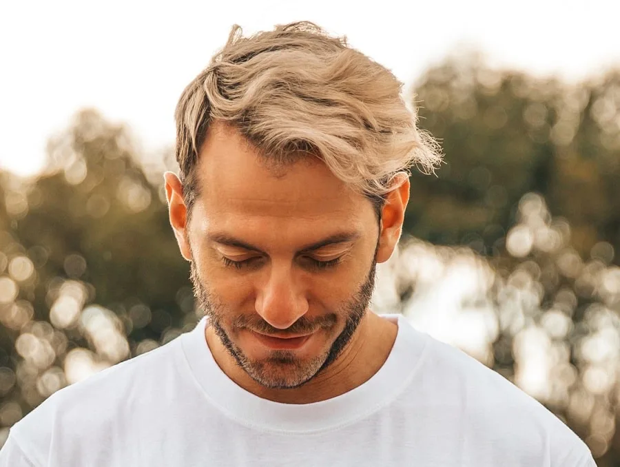 wavy hairstyle for blonde men in their 30s