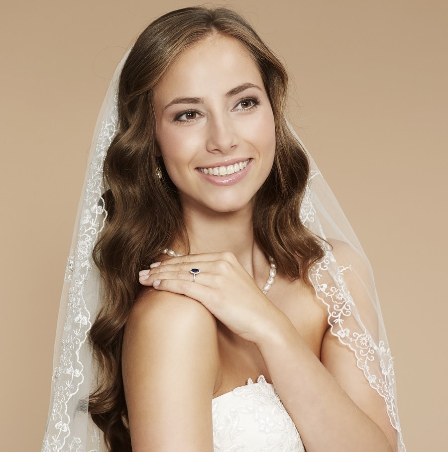 Wavy hairstyle with a veil for brides