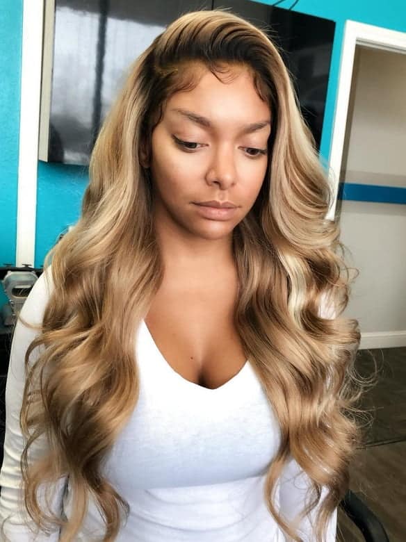 girl with blonde weave