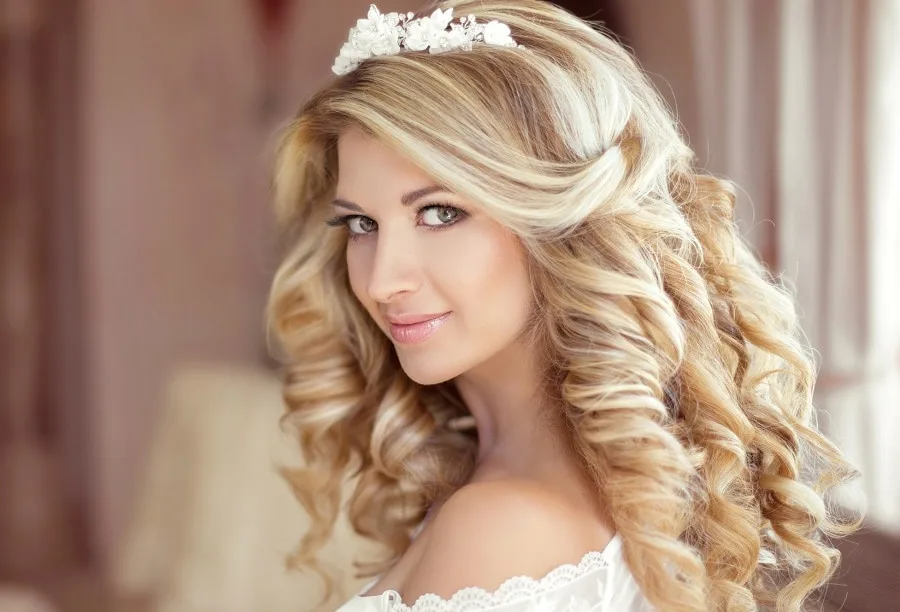 wedding hairstyle for thick-haired women with oval face