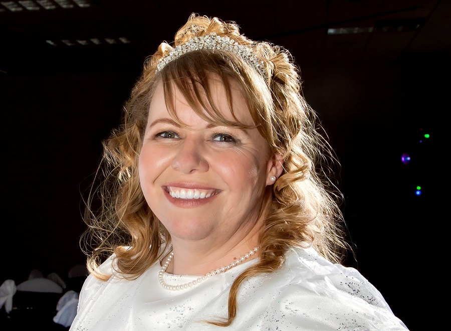 Wedding hairstyle with bangs for a fat bride