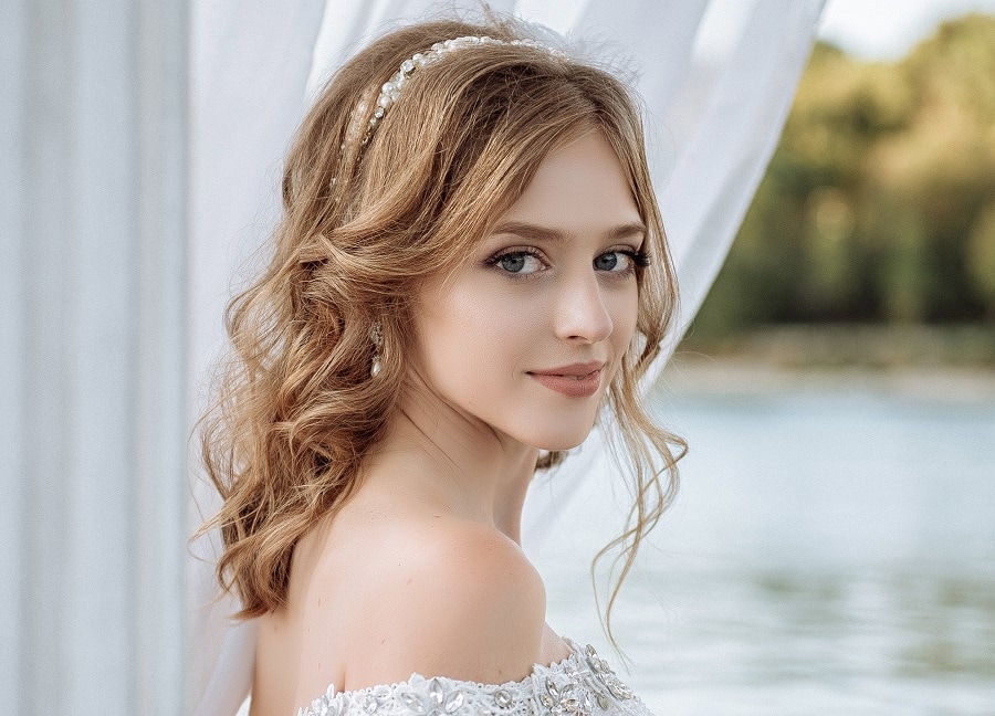 Wedding hairstyle with medium hair for a heart face