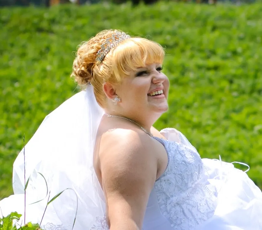 wedding hairstyle with tiara and veil for overweight brides