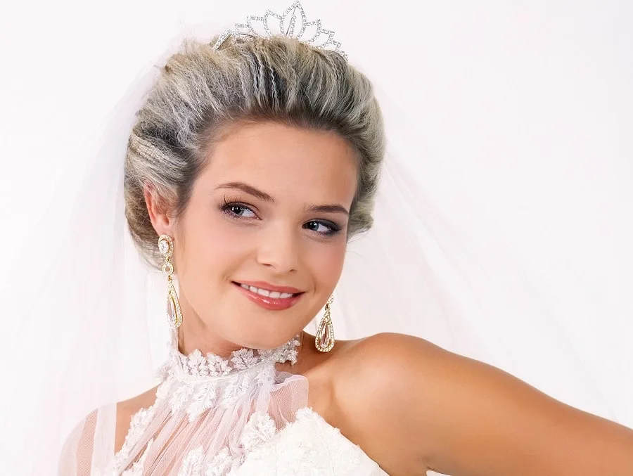 wedding hairstyle with veil for grey hair