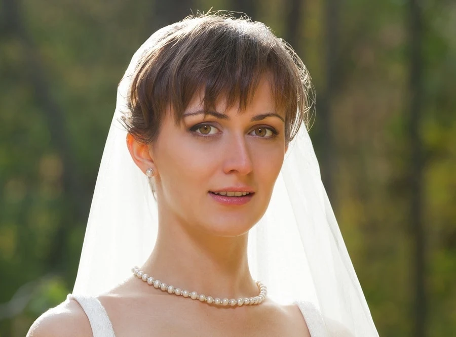 wedding pixie with bangs and veil
