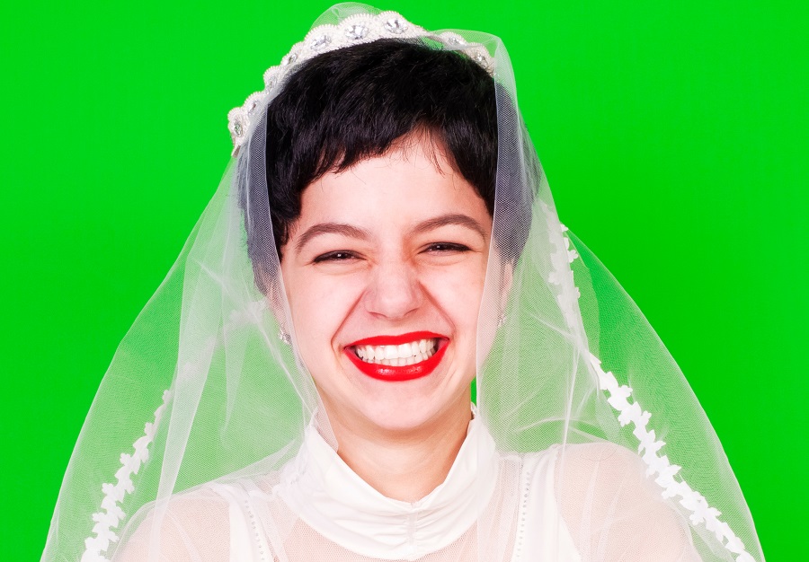 wedding short pixie cut with veil