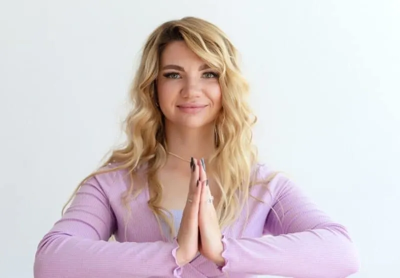 yoga hairstyle with wavy blonde hair